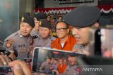 Masuk ruangan konferensi pers KPK, Immanuel Ebenezer menangis