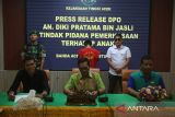 Anggota Asintel Kejati Aceh menghadirkan seorang DPO terpidana dalam kasus pemerkosaan terhadap anak di bawah umur saat press release di Banda Aceh, Jumat (22/8/2025).  Tim Tabur Kejati Aceh dan Kejari Aceh Besar  menangkap DPO terpidana  dalam kasus pemerkosaan anak  dibawah umur di salah satu loikasi di Banda Aceh setelah melarikan diri sejak tahun 2021 pascakeputusan Mahkamah Agung yang menjatuhkan hukuman terhadap terpidana  selama 200 bulan penjara. ANTARA FOTO/Ampelsa.