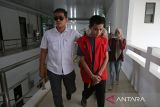 Petugas Kejati Aceh mengawal seorang  DPO terpidana dalam kasus pemerkosaan terhadap anak di bawah umur pascapenangkapan di Banda Aceh, Jumat (22/8/2025).  Tim Tabur Kejati Aceh dan Kejari Aceh Besar  menangkap DPO terpidana  dalam kasus pemerkosaan anak  dibawah umur di salah satu loikasi di Banda Aceh setelah melarikan diri sejak tahun 2021 pascakeputusan Mahkamah Agung yang menjatuhkan hukuman terhadap terpidana  selama 200 bulan penjara. ANTARA FOTO/Ampelsa.