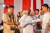 Menteri Perumahan dan Kawasan Permukiman Maruarar Sirait (kiri) menyerahkan replika kunci kepada warga saat penyerahan kunci rumah subsidi di Kawasan Pabrik Kahatex, Kabupaten Sumedang, Jawa Barat, Jumat (22/8/2025). Kementerian Perumahan dan Kawasan Permukiman bersama Pemerintah Provinsi Jawa Barat, Bank BJB dan Bank BJB Syariah melakukan serah terima 1.080 kunci rumah subsidi untuk masyarakat berpenghasilan rendah di berbagai wilayah di Jawa Barat secara massal melalui daring dan luring guna mendorong dan menyukseskan program tiga juta rumah dari pemerintah pusat. ANTARA FOTO/Raisan Al Farisi/agr