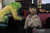 Petugas kesehatan UPT Puskesmas Gang Sehat mengukur tinggi badan siswa saat pelaksanaan program Cek Kesehatan Gratis (CKG) Sekolah di SD Bruder Dahlia, Pontianak, Kalimantan Barat, Jumat (22/8/2025). CKG yang dirangkaikan dengan pemberian vaksinasi campak rubella dalam rangka Bulan Imunisasi Anak Sekolah tersebut digelar Dinas Kesehatan Kota Pontianak untuk memantau kesehatan siswa, mendukung pembelajaran optimal, serta menumbuhkan kesadaran hidup sehat sejak dini di lingkungan pendidikan. ANTARA FOTO/Jessica Wuysang