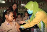 Petugas kesehatan UPT Puskesmas Gang Sehat menyuntikkan vaksin campak rubella kepada siswa dalam pelaksanaan program Cek Kesehatan Gratis (CKG) Sekolah di SD Bruder Dahlia, Pontianak, Kalimantan Barat, Jumat (22/8/2025). CKG yang dirangkaikan dengan pemberian vaksinasi campak rubella dalam rangka Bulan Imunisasi Anak Sekolah tersebut digelar Dinas Kesehatan Kota Pontianak untuk memantau kesehatan siswa, mendukung pembelajaran optimal, serta menumbuhkan kesadaran hidup sehat sejak dini di lingkungan pendidikan. ANTARA FOTO/Jessica Wuysang