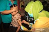 Petugas kesehatan UPT Puskesmas Gang Sehat menyuntikkan vaksin campak rubella kepada siswa dalam pelaksanaan program Cek Kesehatan Gratis (CKG) Sekolah di SD Bruder Dahlia, Pontianak, Kalimantan Barat, Jumat (22/8/2025). CKG yang dirangkaikan dengan pemberian vaksinasi campak rubella dalam rangka Bulan Imunisasi Anak Sekolah tersebut digelar Dinas Kesehatan Kota Pontianak untuk memantau kesehatan siswa, mendukung pembelajaran optimal, serta menumbuhkan kesadaran hidup sehat sejak dini di lingkungan pendidikan. ANTARA FOTO/Jessica Wuysang