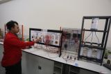 Mahasiswa program studi teknologi listrik Universitas 17 Agustus 1945 (Untag) Iqbal Gilang Prastion memperlihatkan cara kerja perangkat kontrol untuk pembelajaran (Training Kit Programmable Logic Controller atau PLC) untuk pengisian tangki otomatis di Surabaya, Jawa Timur, Jumat (22/8/2025). Karya inovasi tersebut diharapkan dapat dijadikan media pembelajaran bagi mahasiswa dalam pembuatan program berbasis PLC yang relevan dengan kebutuhan industri. ANTARA Jatim/Moch Asim.