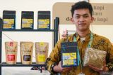Peserta menunjukkan produk kopi di salah satu stan di Java Coffee and Flavors Fest 2025 di Surabaya, Jawa Timur, Sabtu (23/8/2025). Festival yang memamerkan komoditas kopi, cokelat, cengkeh, lada dan pala dari berbagai daerah itu merupakan ajang pertemuan antara pelaku usaha dan calon pembeli sebagai upaya pemerintah setempat untuk mendorong pertumbuhan ekonomi. Antara Jatim/Didik Suhartono/um