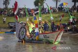 Peserta mengikuti parade rakit hias saat Festival Pecunan di kanal Cipelang, Jatitujuh, Majalengka, Jawa Barat, Sabtu (23/8/2025). Festival yang diikuti puluhan peserta itu digelar rangka memeriahkan HUT Ke-80 Kemerdekaan RI sekaligus mengajak masyarakat untuk menjaga kebersihan aliran sungai. ANTARA FOTO/Dedhez Anggara/agr
