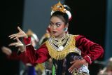 Peserta membawakan tarian kreasi berjudul Puji Hyang Pratiwi dalam Festival Tari Ginaris Art di Malang, Jawa Timur, Sabtu (23/8/2025). Festival tersebut menampilkan puluhan tarian tradisional maupun kreasi baru berbasis budaya lokal dan cerita rakyat untuk mengasah keterampilan sekaligus menjadi ajang uji kompetensi bagi seniman penata tari dan penari muda dalam upaya pelestarian seni tari. ANTARA Jatim/Ari Bowo Sucipto/mas.