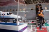 Pengunjung turun dari pesawat CN235 produksi PT Dirgantara Indonesia (PTDI) saat rangkaian DI Edutainment di area PTDI, Bandung, Jawa Barat, Sabtu (23/8/2025). Pameran yang menampilkan sejumlah pesawat produksi PTDI seperti CN235, NC212 hingga N219 Nurtanio tersebut untuk memeriahkan peringatan 49 tahun PTDI berkarya sebagai Industri kedirgantaraan nasional sekaligus momentum berkarya menjadi solusi masyarakat Jawa Barat melalui teknologi. ANTARA FOTO/Novrian Arbi/agr
