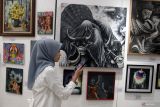 Pengunjung melihat desain dua dimensi dalam pameran seni bertajuk Designholic di Wisma Tumapel, Malang, Jawa Timur, Sabtu (23/8/2025). Pameran yang berlangsung hingga 3 September tersebut menampilkan ratusan karya seni desain dua dimensi dan tiga dimensi hasil karya desainer grafis muda dengan tujuan memperluas apresiasi masyarakat terhadap seni desain sekaligus memberi ruang bagi seniman muda untuk berkarya dan berjejaring. ANTARA Jatim/Ari Bowo Sucipto/mas.
