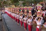Sejumlah perempuan Bali menjunjung gebogan atau sesajen berisi buah, kue, bunga dan hiasan janur saat parade mapeed pada pembukaan Tanah Lot Art & Food Festival 2025 di Daya Tarik Wisata (DTW) Tanah Lot, Tabanan, Bali, Jumat (22/8/2025). Kegiatan yang digelar pada 22-25 Agustus 2025 tersebut mengusung tema Prayajana Samudrasya Adiswara dengan melibatkan 23 desa adat dalam bentuk parade dan pertunjukan seni untuk meningkatkan jumlah kunjungan wisatawan di objek wisata itu yang ditargetkan mencapai 30.000 orang selama festival. ANTARA FOTO/Nyoman Hendra Wibowo/wsj.