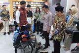 Wakil Presiden Gibran Rakabuming Raka (ketiga kanan) didampingi Gubernur Kalimantan Barat Ria Norsan (kedua kanan) berbincang dengan siswa disabilitas dari Sekolah Rakyat dalam kunjungan ke toko buku di pusat perbelanjaan Pontianak, Kalimantan Barat, Jumat (22/8/2025). Dalam kesempatan tersebut Gibran mengajak puluhan siswa Sekolah Rakyat Kalbar untuk berbelanja buku dan perlengkapan sekolah. ANTARA FOTO/Jessica Wuysang/