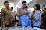  Wakil Presiden Gibran Rakabuming Raka (tengahi) didampingi Wali Kota Pontianak Edi Kamtono (kiri) berbincang dengan siswa dari Sekolah Rakyat dalam kunjungan ke toko buku di pusat perbelanjaan Pontianak, Kalimantan Barat, Jumat (22/8/2025). Dalam kesempatan tersebut Gibran mengajak puluhan siswa Sekolah Rakyat Kalbar untuk berbelanja buku dan perlengkapan sekolah. ANTARA FOTO/Jessica Wuysang