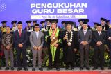 Menteri Koordinator Bidang Pembangunan Manusia dan Kebudayaan Pratikno (ketiga kiri), Menteri Pendidikan Dasar dan Menengah (Mendikdasmen) Abdul Mu'ti (kanan), Wamendikdasmen Fajar Riza Ulhaq (kiri), Penasihat Khusus Presiden Urusan Haji Muhadjir Effendy (kedua kiri), Ketua Umum Pimpinan Pusat Muhammadiyah Haedar Nashir (kedua kanan), Rektor Universitas Muhammadiyah (UM) Surabaya Mundakir (ketiga kanan) serta Guru Besar UMS yang baru Prof. Dr. dr. Sukadiono, MM (tengah) berfoto bersama saat pengukuhan di UM Surabaya, Jawa Timur, Sabtu (23/8/2025). Sukadiono dikukuhkan menjadi guru besar UM Surabaya dalam bidang Fisiologi Olahraga. ANTARA Jatim/Moch Asim.