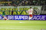 Pesepak bola Persebaya Surabaya Toni Firmansyah (kiri) melewati adangan pesepak bola Bali United Brandon Wilson (kanan) pada pertandingan BRI Super League di Stadion Gelora Bung Tomo, Surabaya, Jawa Timur, Sabtu (23/8/2025). Persebaya Surabaya mengalahkan Bali United dengan skor 5-2. Antara Jatim/Rizal Hanafi/um