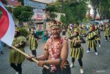 Sejumlah peserta mengikuti karnaval peringatan Hari Ulang Tahun (HUT RI) ke-80 Republik Indonesia (RI) dengan mengenakan pakaian adat, di Surabaya, Jawa Timur, Minggu (24/8/2025). Karnaval yang diikuti berbagai elemen masyarakat dan kelompok usia itu bertujuan untuk mempererat hubungan sosial antarwarga dan menanamkan nilai juang serta semangat para pahlawan. ANTARA/Abdullah Rifai
