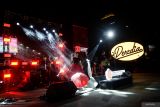 Grup musik Deredia tampil saat Konser Rakyat Leo Kristi di Anjungan Sarinah, Jakarta, Sabtu (23/8/2025). Kementerian Kebudayaan menyelenggarakan pertunjukan musik bertajuk Konser Rakyat Leo Kristi dalam rangka memperingati perjalanan karya dan kontribusi almarhum dalam khazanah musik Indonesia. ANTARA FOTO/Putra M. Akbar/wsj.