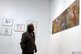 Pengunjung melihat lukisan yang dipajang dalam pameran berjudul Enviro Mental #3 di gedung Dewan Kesenian Malang, Jawa Timur, Senin (25/8/2025). Pameran tersebut diadakan hingga Jumat (29/8) dan menampilkan 20 lukisan bergaya naif art karya seniman Peni dan Sekar Taji dengan penggambaran anak-anak korban perang di Gaza. Antara Jatim/Ari Bowo Sucipto/um