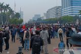 DPR tetap menggelar rapat meskipun situasi aksi demo di luar DPR 
