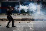 Anggota kepolisian menembakan gas air mata saat berusaha membubarkan aksi 25 Agustus 2025 di Pejompongan, Jakarta, Senin (25/8/2025). Aksi tersebut berakhir ricuh. ANTARA FOTO/Putra M. Akbar/foc.