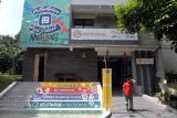 Pekerja kreatif melintas di depan gedung Hello Motion High School di Kawasan Ekonomi Khusus (KEK) Singhasari, Kabupaten Malang, Jawa Timur, Selasa (26/8/2025). Sekretaris Jenderal Dewan Nasional KEK Rizal Edwin Manansang menyebutkan KEK Singhasari mencatatkan realisasi investasi senilai Rp2,3 triliun hingga semester I tahun 2025 dan turut menciptakan 895 lapangan kerja serta menampung 27 pelaku usaha di sektor ekonomi kreatif. Antara Jatim/Ari Bowo Sucipto/um