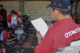 Siswa menyervis sepeda motor pelanggan saat kegiatan Teaching Factory di SMK Negeri 2 Kota Tangerang, Banten, Selasa (26/8/2025). Kementerian Pendidikan Dasar dan Menengah menyasar 450 SMK dalam Program Pengajaran Berbasis Pabrik (Teaching Factory) dengan menggunakan skema kolaborasi dan reguler yang merupakan bagian dari Program Pengembangan SMK Tahun 2025 guna menyiapkan sumber daya lulusan SMK yang kompeten dan relevan dengan kebutuhan dunia kerja. ANTARA FOTO/Putra M. Akbar/gp