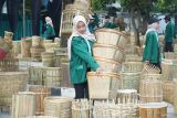 Panitia mengumpulkan tempat sampah bambu yang dibawa ribuan mahasiswa baru di UIN SATU Tulungagung, Jawa Timur, Selasa (26/8/2025). Sebanyak 3.648 tempat sampah bambu berhasil dikumpulkan dari 3.998 mahasiswa baru di kampus tersebut dan tercatat sebagai gerakan pengumpulan tempat sampah bambu terbanyak dalam Museum Rekor Dunia Indonesia (MURI) dengan nomor rekor ke-12.358. ANTARA Jatim/Destyan Sujarwoko/mas.