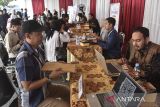 Calon pelamar kerja memberikan berkas lamaran saat melamar pekerjaan pada Job Fair di Mako Polres Ciamis, Kabupaten Ciamis, Jawa Barat, Selasa (26/8/2025). Polres Ciamis bekerjasama dengan enam perusahaan dari BUMN dan Swasta membuka kuota lowongan pekerjaan sebanyak 1.350 untuk mengurangi angka pengangguran sebanyak 22.000 orang sekaligus menurunkan angka kriminalitas. ANTARA FOTO/Adeng Bustomi/agr