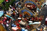 Peserta mengikuti Madiun Carnival 2025 di Kota Madiun, Jawa Timur, Senin (25/8/2025). Karnaval bertema Harmoni Budaya Nusantara tersebut diikuti ribuan peserta dari kantor pemerintah, BUMN, BUMD, perguruan tinggi, pelajar SMA/SMK, dan komunitas. ANTARA Jatim/Siswowidodo/mas.