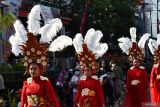 Peserta mengikuti Madiun Carnival 2025 di Kota Madiun, Jawa Timur, Senin (25/8/2025). Karnaval bertema Harmoni Budaya Nusantara tersebut diikuti ribuan peserta dari kantor pemerintah, BUMN, BUMD, perguruan tinggi, pelajar SMA/SMK, dan komunitas. ANTARA Jatim/Siswowidodo/mas.