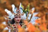 Peserta mengikuti Madiun Carnival 2025 di Kota Madiun, Jawa Timur, Senin (25/8/2025). Karnaval bertema Harmoni Budaya Nusantara tersebut diikuti ribuan peserta dari kantor pemerintah, BUMN, BUMD, perguruan tinggi, pelajar SMA/SMK, dan komunitas. ANTARA Jatim/Siswowidodo/mas.