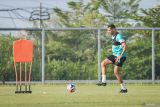 Pesepak bola asal Brasil Leo Lelis mengikuti latihan bersama Persebaya Surabaya di Lapangan A Stadion Gelora Bung Tomo, Jawa Timur, Selasa (26/8/2025). Tim Bajul Ijo merekrut dua pemain asing baru yakni Leo Lelis berposisi bek dan Diego Mauricio berposisi penyerang untuk mengikuti kompetisi sepak bola Super League 2025/2026. Antara Jatim/Rizal Hanafi/um