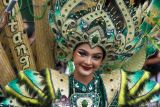 Peserta memperagakan kostum berbahan bambu kreasinya pada pagelaran Gintangan Bamboo Festival di Banyuwangi, Jawa Timur, Rabu (27/8/2025). Sebanyak 50 peserta menampilkan busana berbahan dasar bambu untuk mempromosikan potensi Desa tersebut sebagai sentra kerajinan bambu. Antara Jatim/Budi Candra Setya/um