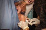 Tenaga kesehatan Puskesmas Pragaan menyuntikkan vaksin campak rubella kepada anak-anak di TK Al-Amien, Sumenep, Jawa Timur, Rabu (27/8/2025). Dinas Kesehatan, Pengendalian Penduduk, dan Keluarga Berencana (DKPP-KB) Sumenep mencatat hingga Selasa (26/8) sebanyak 11.190 anak atau 15,1 persen dari total 73.969 sasaran telah melakukan imunisasi campak hingga hari kedua pelaksanaan imunisasi campak masal di wilayah itu. ANTARA Jatim/Rizal Hanafi/mas.