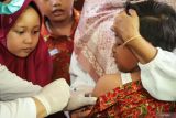 Tenaga kesehatan Puskesmas Pragaan menyuntikkan vaksin campak rubella kepada siswa di SDN 01 Pragaan Laok, Sumenep, Jawa Timur, Rabu (27/8/2025). Dinas Kesehatan, Pengendalian Penduduk, dan Keluarga Berencana (DKPP-KB) Sumenep mencatat hingga Selasa (26/8) sebanyak 11.190 anak atau 15,1 persen dari total 73.969 sasaran telah melakukan imunisasi campak hingga hari kedua pelaksanaan imunisasi campak masal di wilayah itu. ANTARA Jatim/Rizal Hanafi/mas.