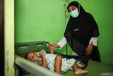 Tenaga kesehatan Puskesmas Pragaan memeriksa pasien campak di Pragaan, Sumenep, Jawa Timur, Rabu (27/8/2025). Kementerian Kesehatan (Kemenkes) mencatat, sejak awal tahun hingga pekan ketiga Agustus 2025 terdapat 46 Kejadian Luar Biasa (KLB) campak di 42 kabupaten/kota dengan total 3.144 kasus positif dimana 2.139 kasus diantaranya terjadi di Sumenep yang menyebabkan 17 penderita meninggal dunia dan menjadi kasus tertinggi nasional. ANTARA Jatim/Rizal Hanafi/mas.