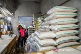 Pedagang menyiapkan beras di salah satu toko beras di Pasar Kosambi, Bandung, Jawa Barat, Rabu (27/8/2025). Pemerintah melalui Badan Pangan Nasional (Bapanas) resmi menaikkan harga eceran tertinggi (HET) untuk beras berkualitas medium dari harga Rp12.500 per kilogram menjadi Rp13.500 per kilogram di Pulau Jawa yang ditujukan sebagai langkah sementara sebelum pemerintah secara resmi menetapkan satu harga beras secara nasional. ANTARA FOTO/Raisan Al Farisi/agr
