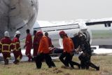 Petugas mengevakuasi penumpang pesawat saat simulasi penanggulangan keadaan darurat di Bandara Internasional Juanda, Sidoarjo, Jawa Timur, Rabu (27/8/2025). Simulasi tersebut digelar untuk meningkatkan kecepatan respons, koordinasi, dan efektivitas penanganan darurat oleh seluruh stakeholder. Antara Jatim/Umarul Faruq