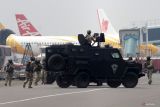 Pasukan khusus Satuan Komando Pasukan Katak (Satkopaska) melakukan penyergapan pada simulasi penanggulangan keadaan darurat di Bandara Internasional Juanda, Sidoarjo, Jawa Timur, Rabu (27/8/2025). Simulasi tersebut digelar untuk meningkatkan kecepatan respons, koordinasi, dan efektivitas penanganan darurat oleh seluruh stakeholder. Antara Jatim/Umarul Faruq