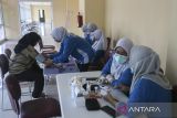 Petugas kesehatan mengukur tekanan darah warga saat cek kesehatan gratis (CKG) di Auditorium Universitas Sultan Ageng Tirtayasa, Kabupaten Serang, Banten, Rabu (27/8/2025). Kementerian Kesehatan menyebut jumlah peserta yang sudah mendapatkan layanan kesehatan kumulatif (CKG umum dan CKG sekolah) melampaui sebanyak 20 juta orang per 22 Agustus 2025, di mana hal tersebut mencerminkan antusiasme masyarakat yang sangat tinggi untuk memanfaatkan layanan kesehatan gratis. ANTARA FOTO/Angga Budhiyanto/gp