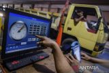 Petugas melakukan pemeriksaan rem kendaraan saat uji KIR di UPT Pengelola Prasarana Teknis Perhubungan, Batu Ceper, Kota Tangerang, Banten, Kamis (28/8/2025). UPT Pengelola Prasarana Teknis Perhubungan Kota Tangerang dalam sehari melayani uji KIR gratis sebanyak 200 unit kendaraan yang meliputi pemeriksaan bagian fisik bawah kendaraan, emisi gas buang, rem dan daya pancar lampu guna memberikan jaminan keselamatan secara teknis terhadap pengguna kendaraan. ANTARA FOTO/Putra M. Akbar/gp