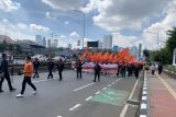 Ribuan buruh bergerak menuju gerbang utama Gedung DPR/MPR