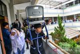 Siswa melindungi dirinya dengan kursi saat mengikuti simulasi penanganan gempa bumi di SMPN 1, Bandung, Jawa Barat, Kamis (28/8/2025). Pemerintah Kota Bandung melalui BPBD menggelar simulasi tanggap bencana gempa bumi yang ditujukan untuk melatih murid dalam mitigasi bencana alam secara mandiri terkait potensi gempa bumi akibat pergerakan Sesar Lembang di Kota Bandung. ANTARA FOTO/Raisan Al Farisi/agr

