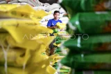 Pekerja menata beras Stabilisasi Pasokan dan Harga Pangan (SPHP) di Gudang Bulog Samarinda, Kalimantan Timur, Kamis (28/8/2025). Pemerintah melalui Badan Pangan Nasional (Bapanas) resmi menaikkan harga eceran tertinggi (HET) untuk beras berkualitas medium di wilayah Kalimantan dari harga Rp13.100 per kilogram menjadi Rp14.000 per kilogramnya. Antara Kaltim/M Risyal Hidayat