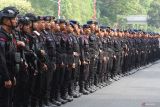 Sejumlah anggota Polri mengikuti apel pasukan pengamanan unjuk rasa buruh di Jalan Pahlawan, Surabaya, Jawa Timur, Kamis (28/8/2025). Polrestabes Surabaya mengerahkan 2.608 anggota Polri baik untuk pengamanan tertutup maupun terbuka untuk mengamankan jalannya aksi unjuk rasa buruh yang akan menyampaikan aspirasinya di sejumlah lokasi di Surabaya pada Kamis (28/8). ANTARA Jatim/Didik Suhartono/mas.