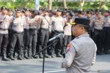 Kapolrestabes Surabaya Kombes Pol Luthfie Sulistiawan memberi pengarahan kepada sejumlah anggota Polri yang mengikuti apel pasukan pengamanan unjuk rasa buruh di Jalan Pahlawan, Surabaya, Jawa Timur, Kamis (28/8/2025). Polrestabes Surabaya mengerahkan 2.608 anggota Polri baik untuk pengamanan tertutup maupun terbuka untuk mengamankan jalannya aksi unjuk rasa buruh yang akan menyampaikan aspirasinya di sejumlah lokasi di Surabaya pada Kamis (28/8). ANTARA Jatim/Didik Suhartono/mas.