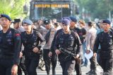 Sejumlah anggota Polri bergegas untuk mengikuti apel pasukan pengamanan unjuk rasa buruh di Jalan Pahlawan, Surabaya, Jawa Timur, Kamis (28/8/2025). Polrestabes Surabaya mengerahkan 2.608 anggota Polri baik untuk pengamanan tertutup maupun terbuka untuk mengamankan jalannya aksi unjuk rasa buruh yang akan menyampaikan aspirasinya di sejumlah lokasi di Surabaya pada Kamis (28/8). ANTARA Jatim/Didik Suhartono/mas.