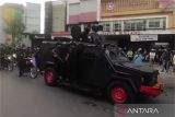 Petugas mengunakan mobil rantis bersiaga dari pengujuk rasa saat aksi di depan Gedung DPRD Sumatera Utara, Medan, Jumat (29/8/2025).Ghaisan Al Tamis