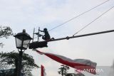 Pengunjuk rasa merusak CCTV lampu lalu lintas di Simpang Lapangan Merdeka, Medan, Jumat (29/08/2025). ANTARA/Agnesia Laura