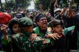 Demonstran berusaha masuk ke gerbang Mako Brimob Kwitang