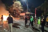 Massa rusak dan bakar Kantor DPRD Kota Makassar